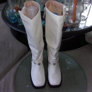 PINK KISS WHITE FAUX LEATHER BUCKLE ACCENT KNEE HIGH LADIES BOOTS SZ 9 BRAND NEW